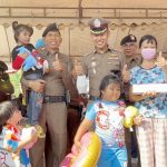 ข้าราชการตำรวจและจิตอาสา สภ.เมืองสมุทรสาคร ประชาชนจิตอาสา กต.ตร.สภ.เมืองสมุทรสาครร่วมกันดูแลความปลอดภัย อำนวยความสะดวกด้านการจราจร  และร่วมจัดกิจกรรม แจกขนม ของเล่น ตุ๊กตา และเครื่องดื่ม ให้แก่เด็กและผู้ปกครอง ที่มาร่วมงาน วันเด็กแห่งชาติ ประจำปี 2567