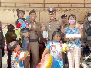 ข้าราชการตำรวจและจิตอาสา สภ.เมืองสมุทรสาคร ประชาชนจิตอาสา กต.ตร.สภ.เมืองสมุทรสาครร่วมกันดูแลความปลอดภัย อำนวยความสะดวกด้านการจราจร  และร่วมจัดกิจกรรม แจกขนม ของเล่น ตุ๊กตา และเครื่องดื่ม ให้แก่เด็กและผู้ปกครอง ที่มาร่วมงาน วันเด็กแห่งชาติ ประจำปี 2567