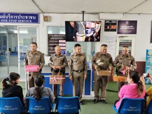 สภ.เมืองสมุทรสาคร จัดกิจกรรมส่งความสุข เนื่องในเทศกาลคริสมาสต์และปีใหม่