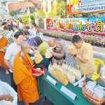 สภ.เมืองสมุทรสาคร พร้อมชุดมวลชนสัมพันธ์ สภ.เมืองสมุทรสาคร ร่วมกับหัวหน้าส่วนราชการ พ่อค้า แม่ค้า และประชาชน  ร่วมพิธีทำบุญตักบาตรเนื่องในโอกาสวาระดิถีขึ้นปีใหม่ ประจำปี 2567
