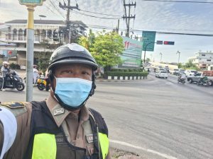 ปฏิบัติหน้าที่อำนวยความสะดวกการจราจร แยกสัญญาณไฟจราจร สะพานมหาชัย