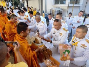 ร่วมกิจกรรมพิธีทำบุญตักบาตรถวายพระราชกุศล และพิธีวางพวงมาลา เนื่องในวัน นวมินทรมหาราช (ร.9)