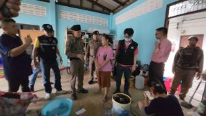 เมื่อวันที่ 5 พฤศจิกายน 2567 เจ้าหน้าที่ตำรวจสภ.เมืองสมุทรสาครบูรณาการร่วมกับเจ้าหน้าที่หน่วยงานอื่นออกตรวจสอบร้านค้าและหอพักที่ลักลอบจำหน่ายน้ำใบกระท่อมในซอยไทยยูเนี่ยน