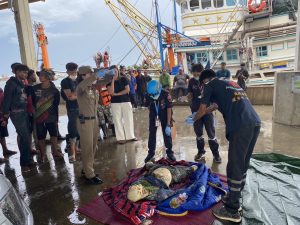 พนักงานสอบสวนออกตรวจที่เกิดเหตุ พบศพลอยน้ำบริเวณท่าน้ำวัดตึก