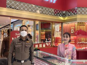 พ.ต.อ.สิทธิพร กะสิ ผกก. สภ.เมืองสมุทรสาคร ประชาสัมพันธ์แอปพลิเคชั่น police care แนะนำการแจ้งเหตุและการป้องกันเหตุให้กับพนักงานและประชาชน