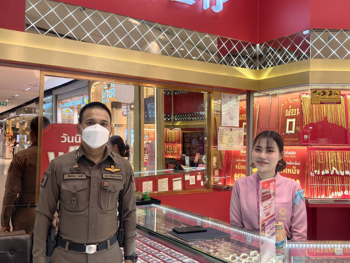 พ.ต.อ.สิทธิพร กะสิ ผกก. สภ.เมืองสมุทรสาคร ประชาสัมพันธ์แอปพลิเคชั่น police care แนะนำการแจ้งเหตุและการป้องกันเหตุให้กับพนักงานและประชาชน