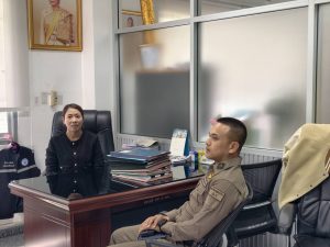 พ.ต.อ.สิทธิพร กะสิ ผกก.สภ.เมืองสมุทรสาคร ประชาสัมพันธ์แอปพลิเคชั่น police care แนะนำการแจ้งเหตุและการป้องกันเหตุให้กับพนักงานและประชาชน