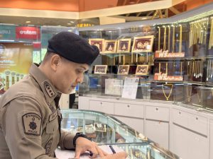 พ.ต.อ.สิทธิพร กะสิ ผกก. สภ.เมืองสมุทรสาคร ออกตรวจพื้นที่ห้างทองภายในห้างแม็คโคร-โลตัส สาขาคลองครุ
