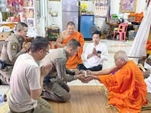 พ.ต.อ.สิทธิพร กะสิ ผกก. สภ.เมืองสมุทรสาคร เข้ากราบนมัสการ พระครูวิสุทธิ์สิทธิคุณ รองเจ้าคณะจังหวัดสมุทรสาคร เจ้าอาวาสวัดโกรกกราก เพื่อรวบรวมมวลสารโลหะศักดิ์สิทธิ์เพื่อ จัดสร้างวัตถุมงคล และพระพุทธรูปประจำ ภ.7
